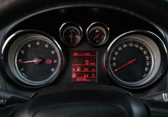 Подержанный автомобиль Opel Astra Hatchback 2014 года (16 фото)