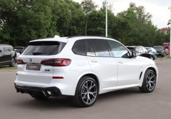 Подержанный автомобиль BMW X5 2022 года (5 фото)