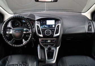 Подержанный автомобиль Ford Focus Sedan 2011 года (10 фото)