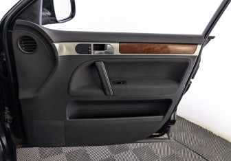 Подержанный автомобиль Volkswagen Touareg 2009 года (25 фото)
