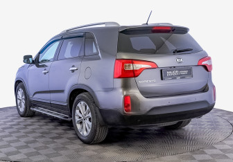 Подержанный автомобиль Kia Sorento 2016 года (7 фото)