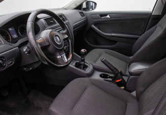 Подержанный автомобиль Volkswagen Jetta Sedan 2014 года (10 фото)