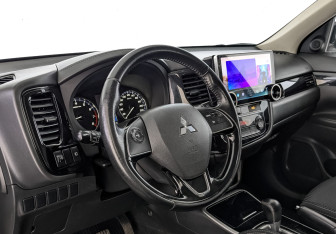Подержанный автомобиль Mitsubishi Outlander 2019 года (15 фото)