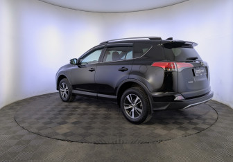 Подержанный автомобиль Toyota RAV4 2017 года (7 фото)