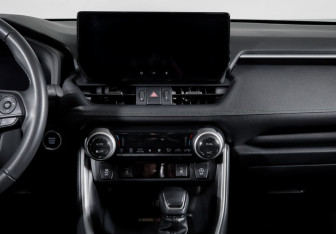 Подержанный автомобиль Toyota RAV4 2024 года (13 фото)