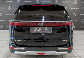 Подержанный автомобиль Kia Carnival 2021 года (6 фото)