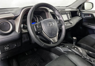 Подержанный автомобиль Toyota RAV4 2015 года (13 фото)