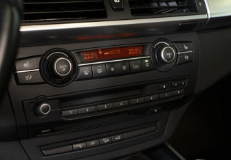 Подержанный автомобиль BMW X5 2009 года (22 фото)