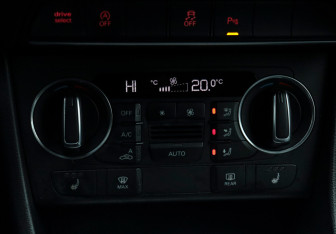 Подержанный автомобиль Audi Q3 2016 года (15 фото)