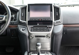 Подержанный автомобиль Toyota Land Cruiser Suv 2017 года (15 фото)