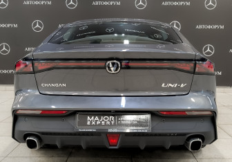 Подержанный автомобиль Changan UNI-V 2023 года (6 фото)