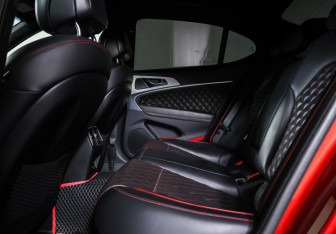 Подержанный автомобиль Genesis G70 2018 года (12 фото)