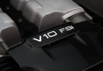 Подержанный автомобиль Audi R8 Coupe 2011 года (26 фото)