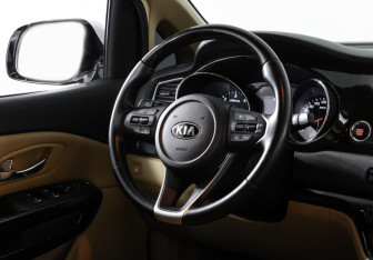 Подержанный автомобиль Kia Carnival 2019 года (16 фото)