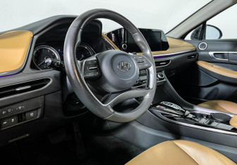Подержанный автомобиль Hyundai Sonata 2020 года (13 фото)