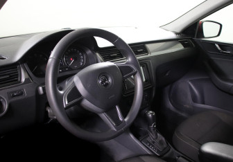 Подержанный автомобиль Skoda Rapid Liftback 2015 года (7 фото)