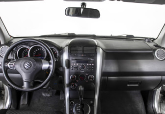 Подержанный автомобиль Suzuki Grand Vitara 2008 года (12 фото)