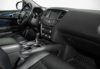 Подержанный автомобиль Nissan Pathfinder 2015 года (9 фото)