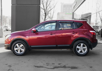 Подержанный автомобиль Nissan Qashqai 2013 года (8 фото)