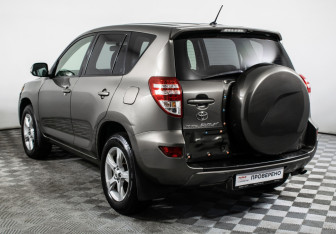 Подержанный автомобиль Toyota RAV4 2011 года (7 фото)