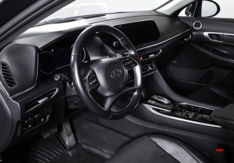 Подержанный автомобиль Hyundai Sonata 2020 года (15 фото)