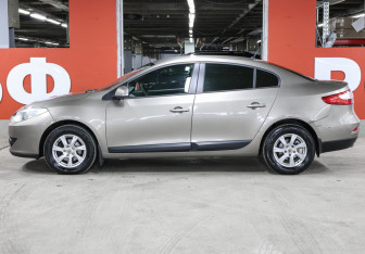 Подержанный автомобиль Renault Fluence 2012 года (8 фото)