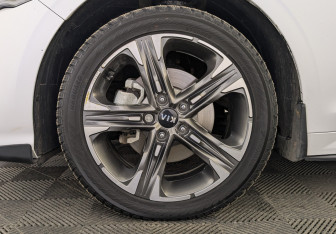 Подержанный автомобиль Kia K5 2021 года (12 фото)