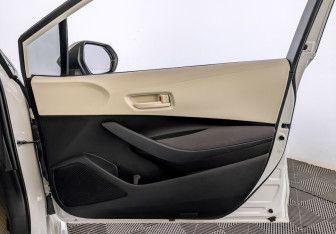 Подержанный автомобиль Toyota Corolla Sedan 2022 года (24 фото)