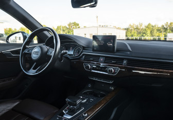 Подержанный автомобиль Audi A4 Sedan 2016 года (14 фото)