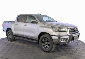 Подержанный автомобиль Toyota Hilux 2022 года (3 фото)