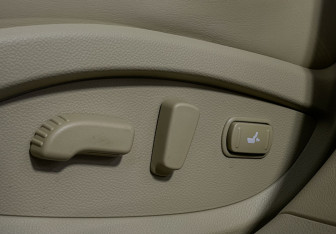 Подержанный автомобиль Infiniti QX70 2014 года (15 фото)