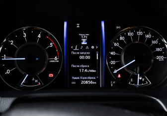 Подержанный автомобиль Toyota Fortuner 2017 года (11 фото)