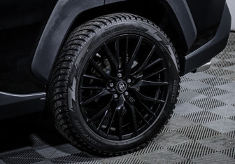 Подержанный автомобиль Toyota RAV4 2024 года (15 фото)