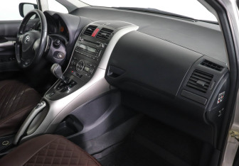 Подержанный автомобиль Toyota Auris Hatchback 2008 года (10 фото)