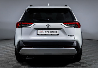 Подержанный автомобиль Toyota RAV4 2024 года (6 фото)