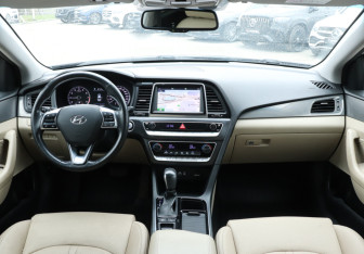 Подержанный автомобиль Hyundai Sonata 2017 года (12 фото)