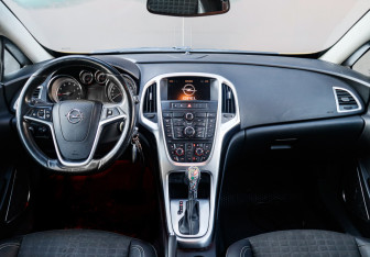 Подержанный автомобиль Opel Astra Hatchback 2013 года (10 фото)