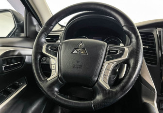 Подержанный автомобиль Mitsubishi Pajero Sport 2018 года (14 фото)