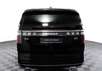 Подержанный автомобиль Zeekr 009 2023 года (6 фото)