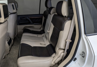 Подержанный автомобиль Toyota Land Cruiser Suv 2012 года (12 фото)