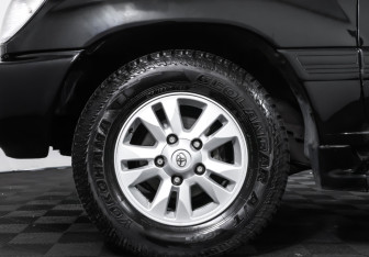 Подержанный автомобиль Toyota Land Cruiser Suv 2002 года (23 фото)