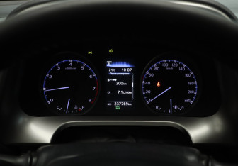 Подержанный автомобиль Toyota RAV4 2018 года (10 фото)