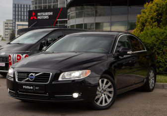 Подержанный автомобиль Volvo S80 2010 года (24 фото)