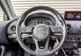 Подержанный автомобиль Audi A3 Sedan 2017 года (20 фото)