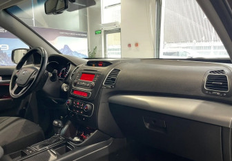 Подержанный автомобиль Kia Sorento 2015 года (10 фото)
