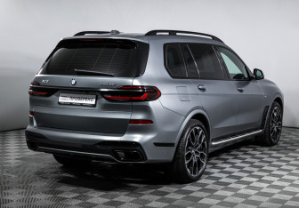 Подержанный автомобиль BMW X7 2023 года (5 фото)