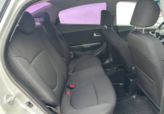 Подержанный автомобиль Kia Rio Sedan 2013 года (14 фото)
