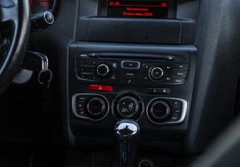 Подержанный автомобиль Citroen C4 Hatchback 2012 года (13 фото)
