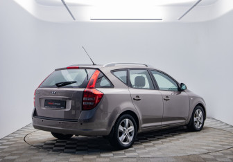 Подержанный автомобиль Kia Ceed Wagon 2007 года (5 фото)