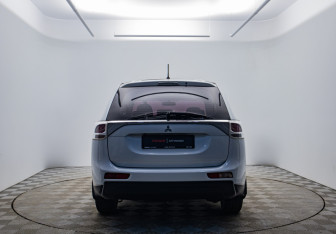 Подержанный автомобиль Mitsubishi Outlander 2014 года (4 фото)